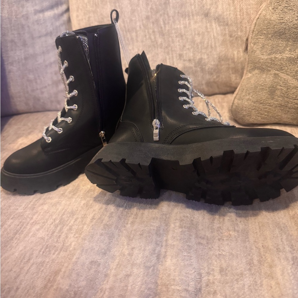 Stylish Black Lace-Up Boots - Picture 3 of 3